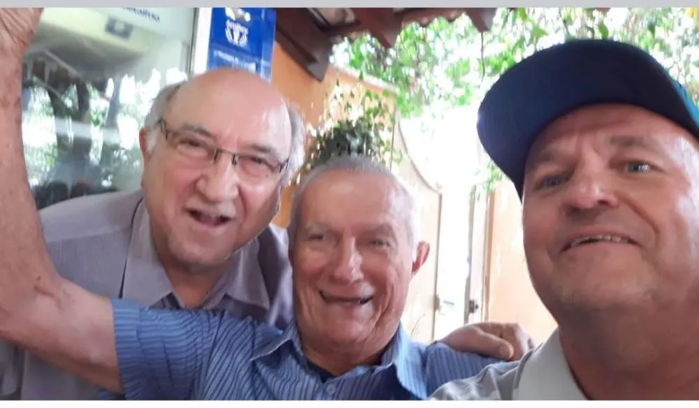 Olegário (ao centro) com os amigos Plínio Cabrini (à esquerda) e Tico Cassola.) 