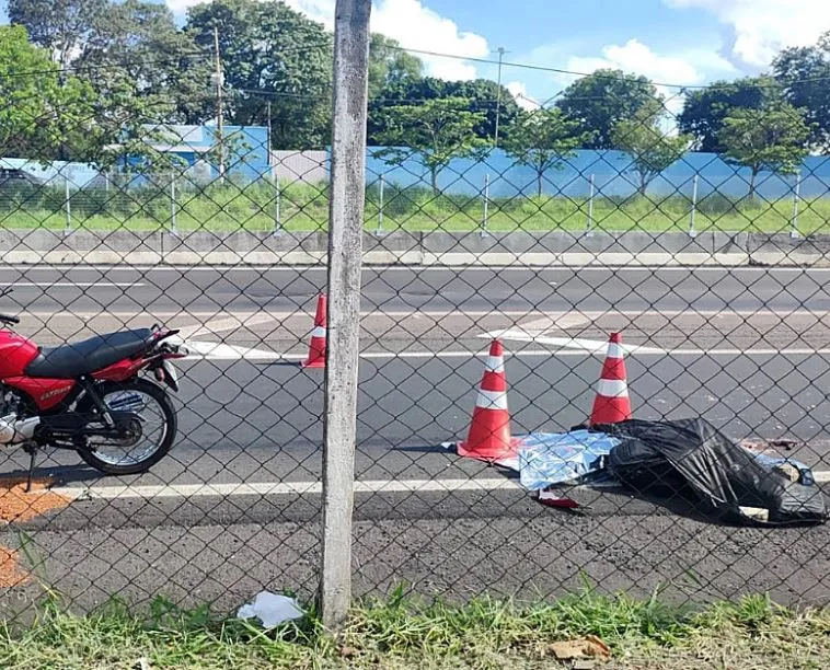 Motociclista morre atropelado por caminhão na SP-294