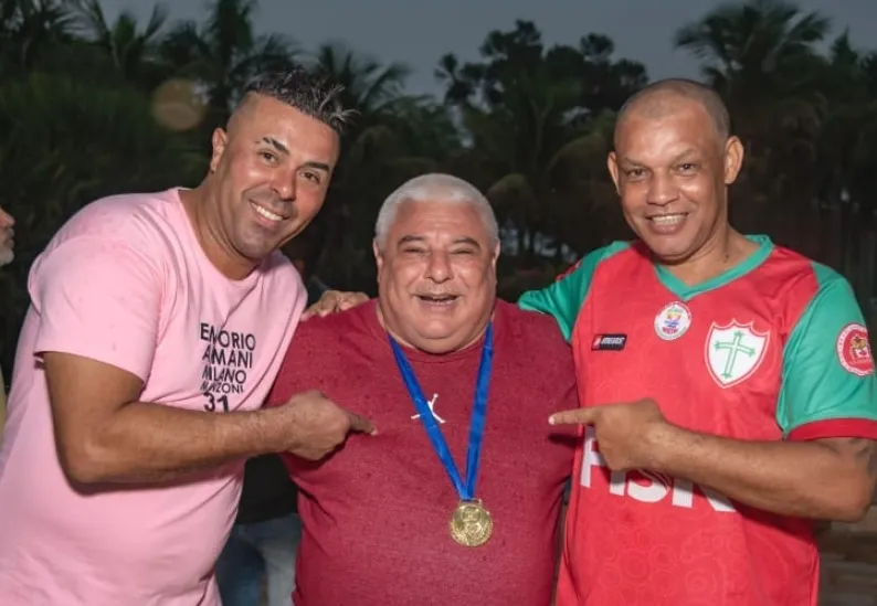 Enéas (ao centro) foi confirmado no cargo 