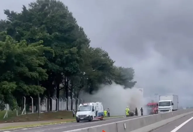 Incêndio em veículo assusta motoristas na SP-294 e causa prejuízos