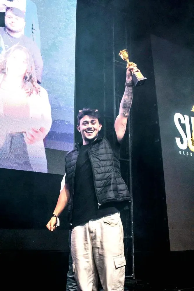 Igor comemora a vitória no Barone Summer Global Trim Fest em Curitiba.