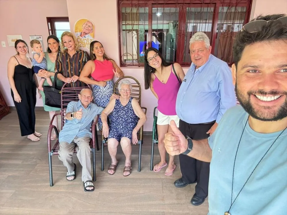 À direita, Caio (neto do Vovô Anésio e responsável pelos videos), Silvana, Wellington e a filha com toda a familia Mantovaneli (familia da Vovô Elsa, que aparece sentada ao lado do vovô)