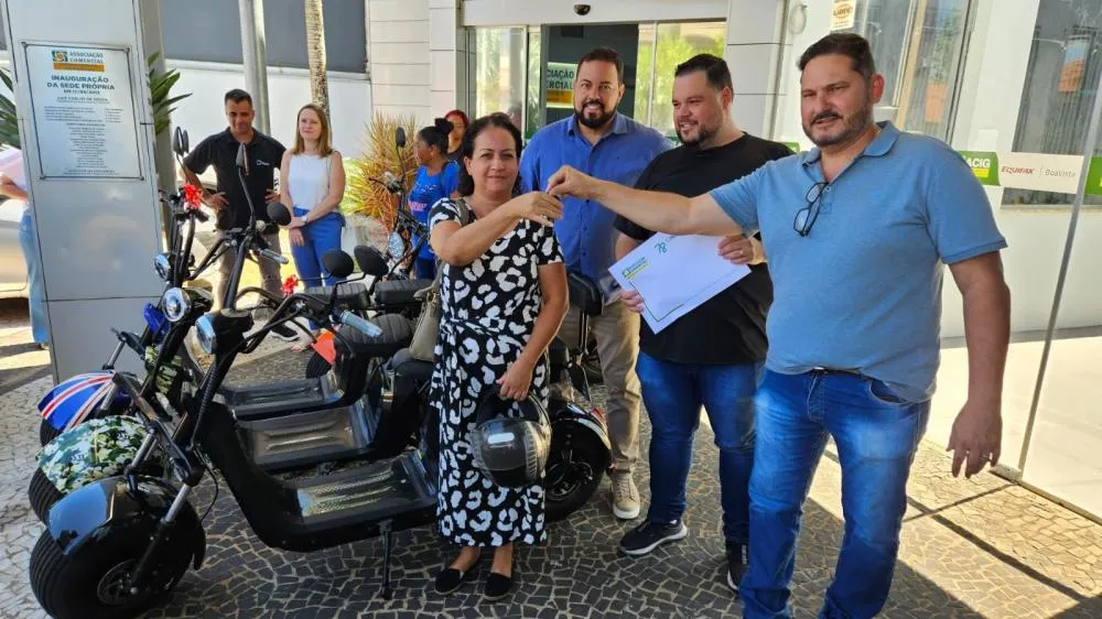 Diretores da Acig entregam chave a uma das felizardas