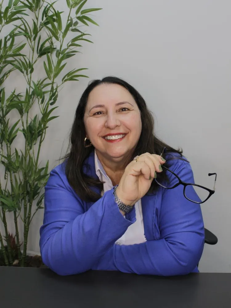 Raquel Sartori, abaixo no momento que recebeu o título de Cidadã Benemérita proposto pela vereadora Elaine Oliveira. 