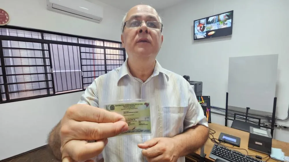 Cláudio dos Santos, do Setor de Identificação, mostra detalhes da nova Carteira de Identidade Nacional. 