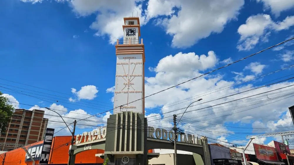 Monumento do relógio da antiga rodoviária agora se chama “Dr. João Vizotto”