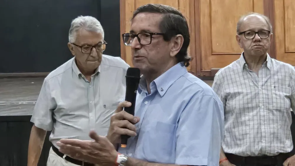 Luiz Conessa fala aos presentes logo após a divulgação do resultado. 