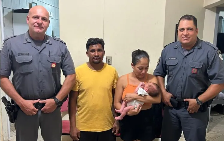PMs que atuaram na ocorrência e os pais do bebê