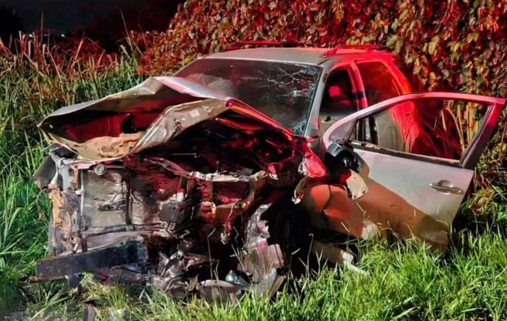 Motorista e passageiro morrem após carro invadir vicinal na contramão e bater de frente com caminhonete