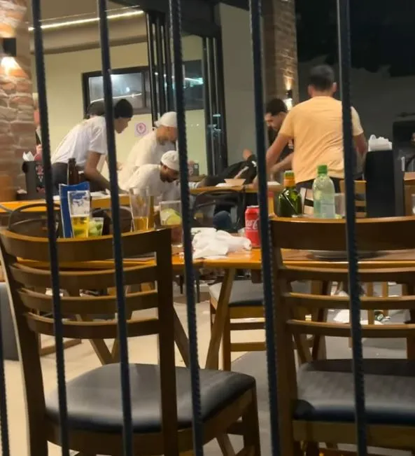 “Cena de filme de terror”: mulher invade pizzaria em cidade vizinha com faca, tesouras e navalha para ameaçar ex-companheiro