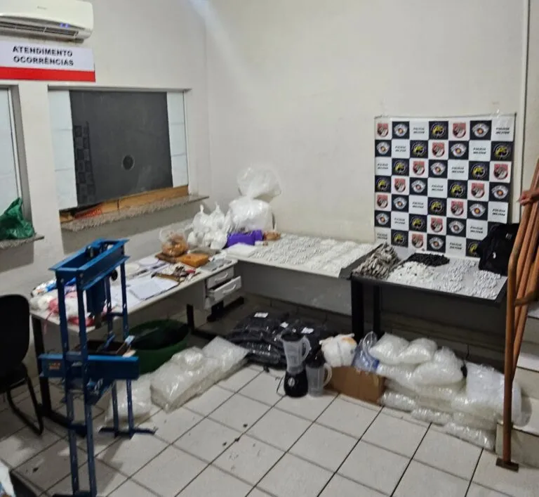 Apreensão milionária: Polícia descobre laboratório do tráfico com R$ 1 milhão em drogas na região