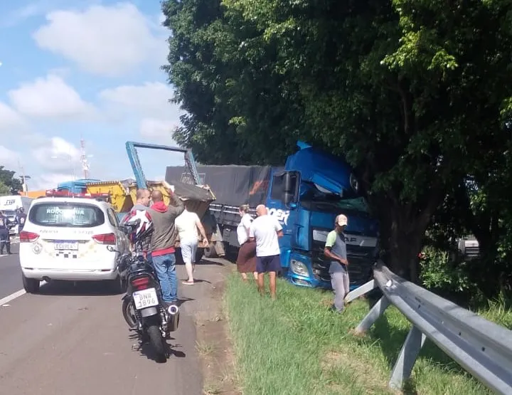 Grave acidente no Contorno de Marília: motorista passa mal, bate carreta e morre