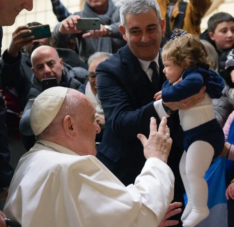 Alice recebe benção do Papa Francisco