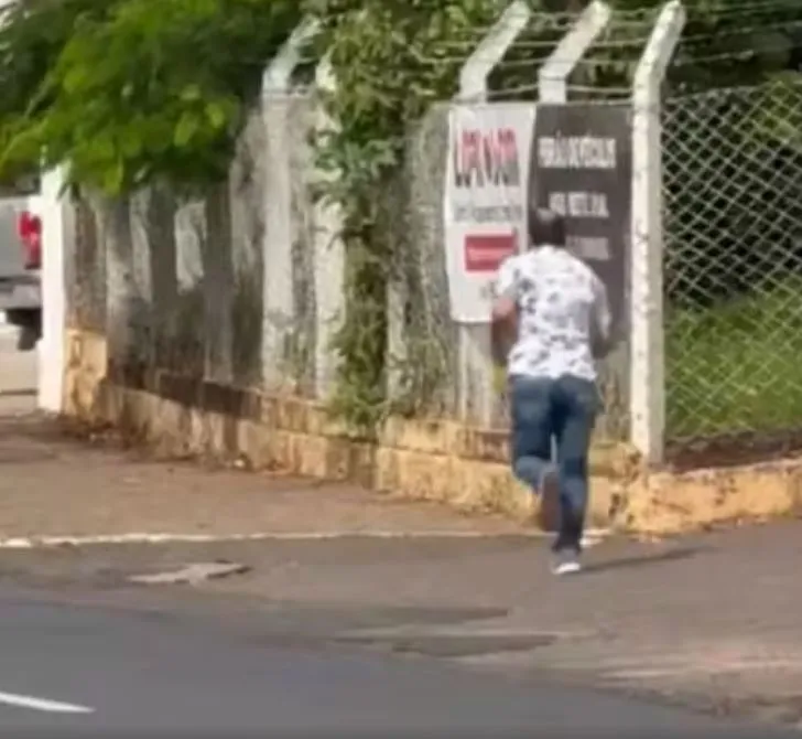 Homem é flagrado se masturbando em terreno baldio e foge após ser filmado em cidade vizinha