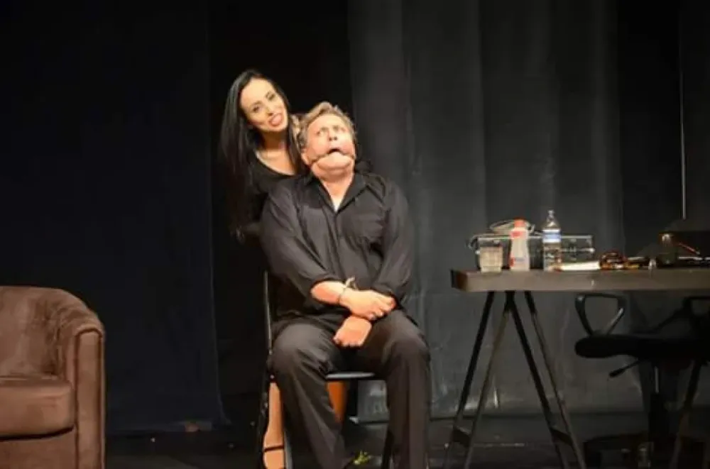 Os atores Vitor Branco e Bruna Andrade em cena do espetáculo. 