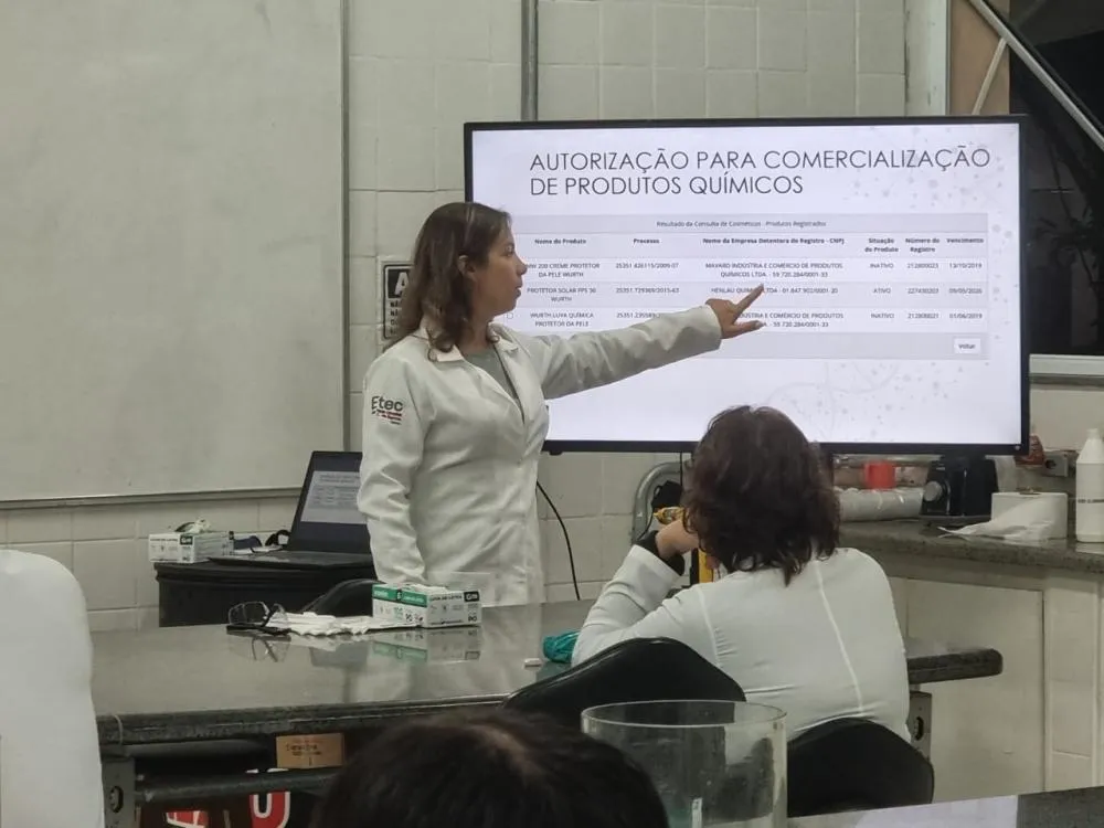 Deise Anita, da Henlau, passou importantes orientações aos alunos