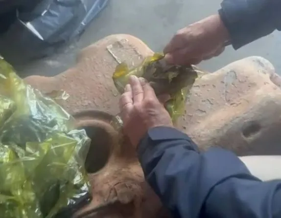 Dono de ferro-velho da região encontra mais de 10 kg de maconha escondidos em carro comprado em leilão