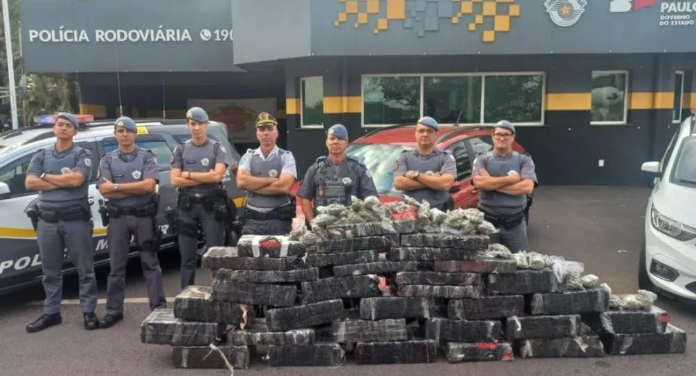 Mulher é presa após perseguição em Marília com carro lotado de maconha