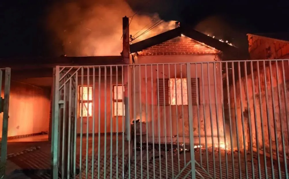 Fúria e terror na região: homem ameaça matar esposa com revólver e põe fogo na própria casa