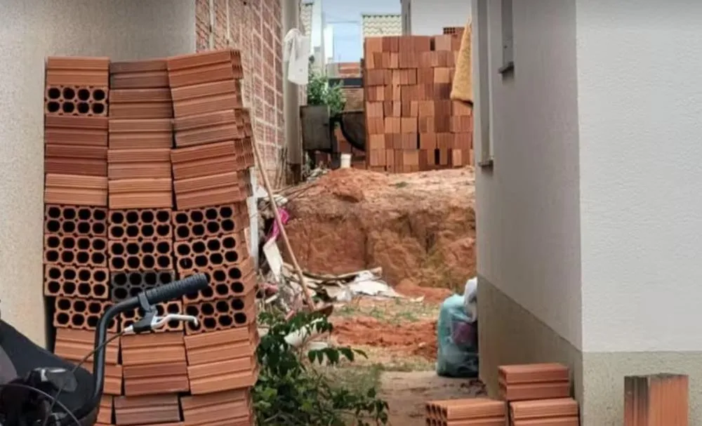 Corpo de mulher desaparecida é encontrado enterrado no quintal; companheiro confessa crime