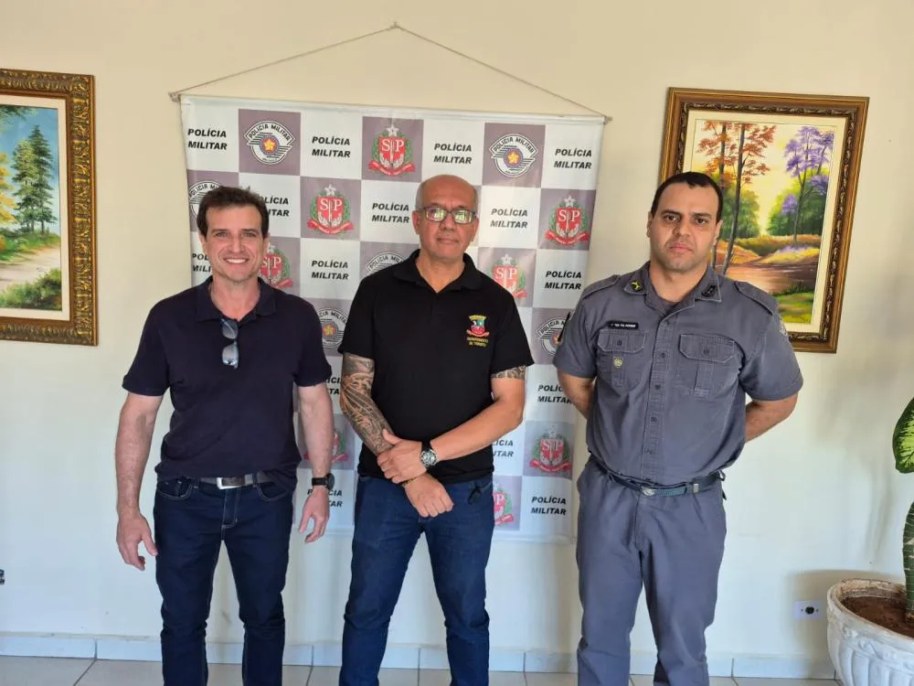 Leandro Marino (NOVO), Hélio Freitas e Tenente PM Ronier - Foto: Divulgação