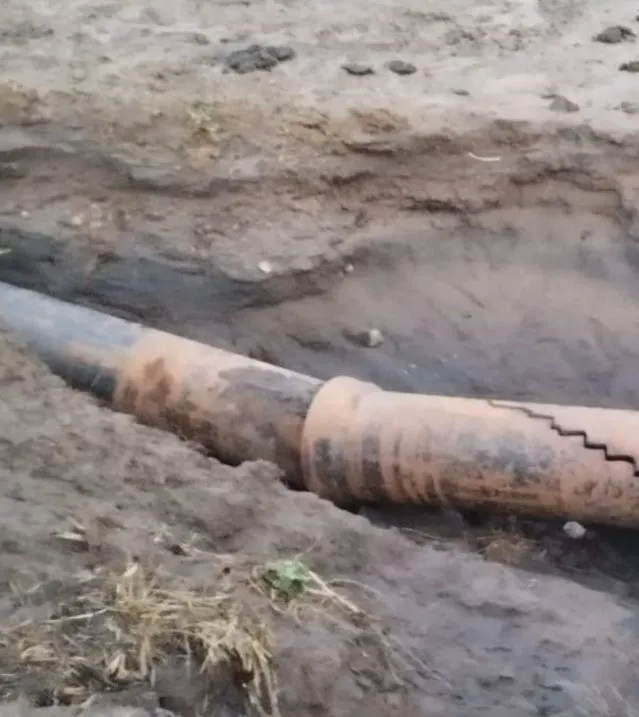 Foto publicada pelo SAAE do rompimento da adutora