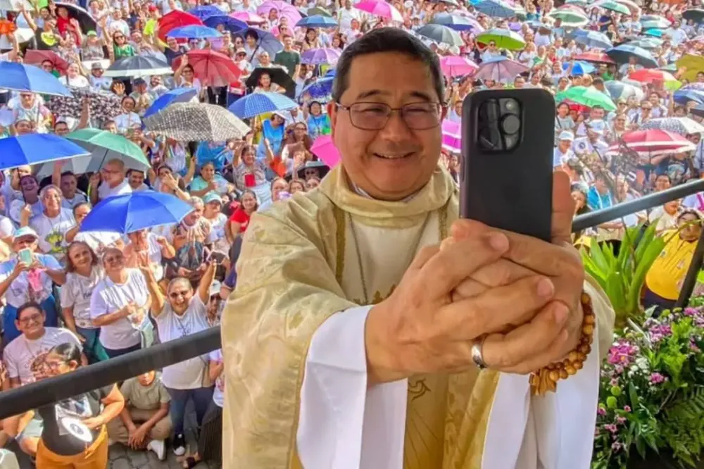 A imagem do arcebispo garcense sorrindo e registrando o momento com os fiéis viralizou nas redes, simbolizando um novo tempo de proximidade e diálogo com o povo de Belém.