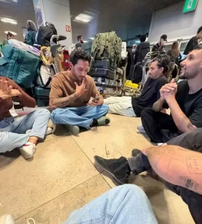 Brasileiros do interior de SP em aeroporto de Madri após voo para o Brasil ser cancelado - Foto: Vitória Lara Cardoso