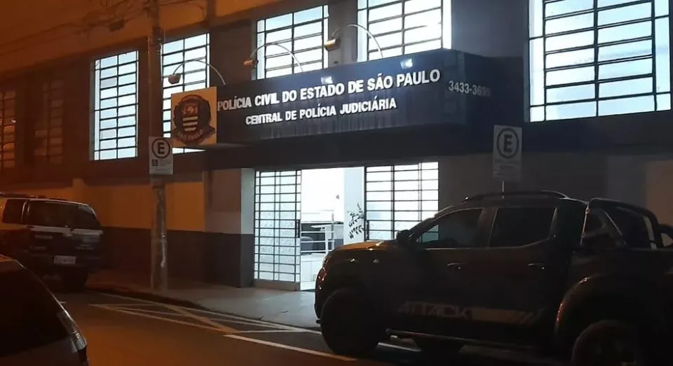 Mãe expulsa filhos de 7 e 12 anos de casa na região e os abandona na rua com pertences