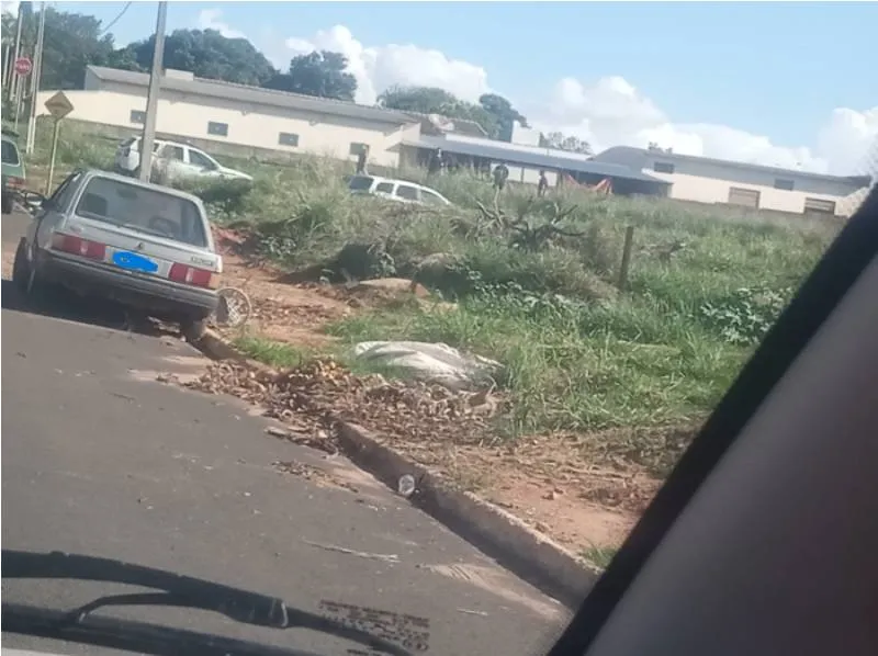 Corpo esquartejado é encontrado em terreno baldio e choca moradores da região