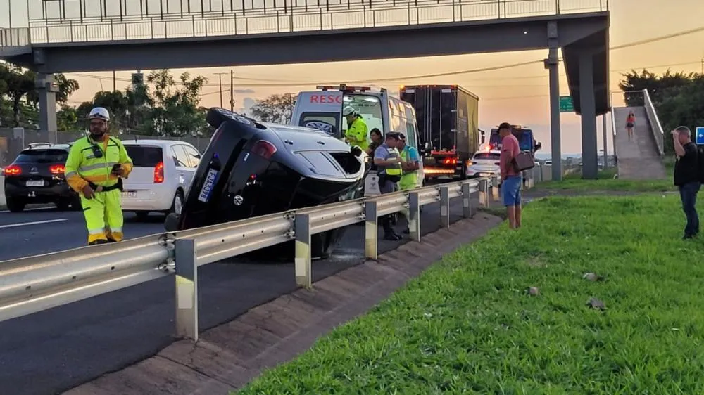 Carro capota após colisão na SP-294