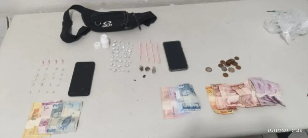 PM desarticula ponto de tráfico e dois homens são presos com pedras de crack