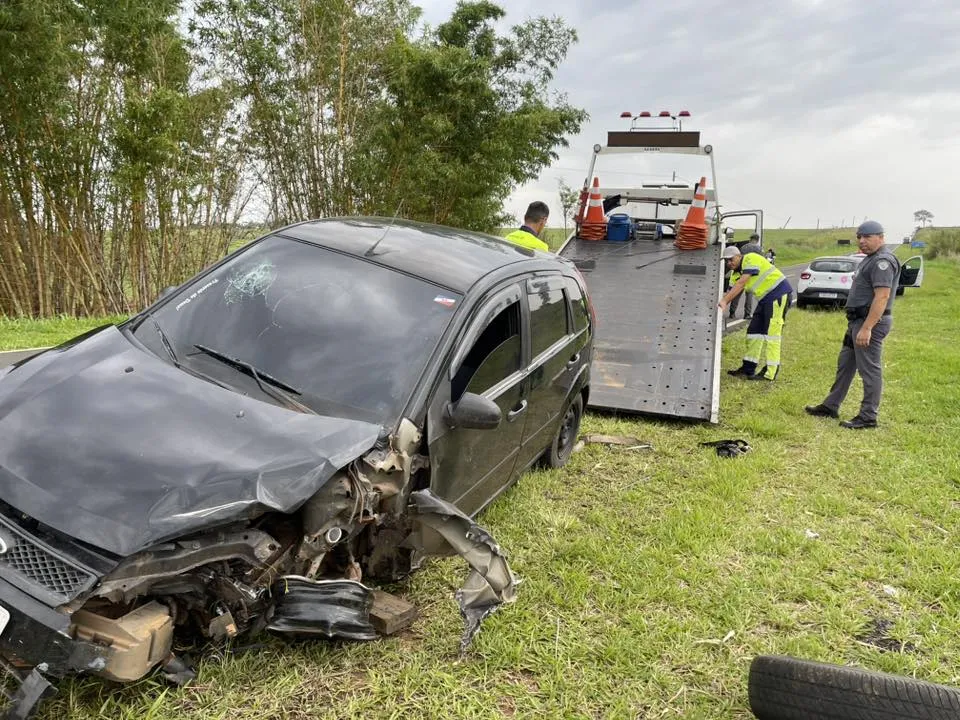 Carro conduzido por mulher alcoolizada bate em caminhão entre Garça e Álvaro de Carvalho