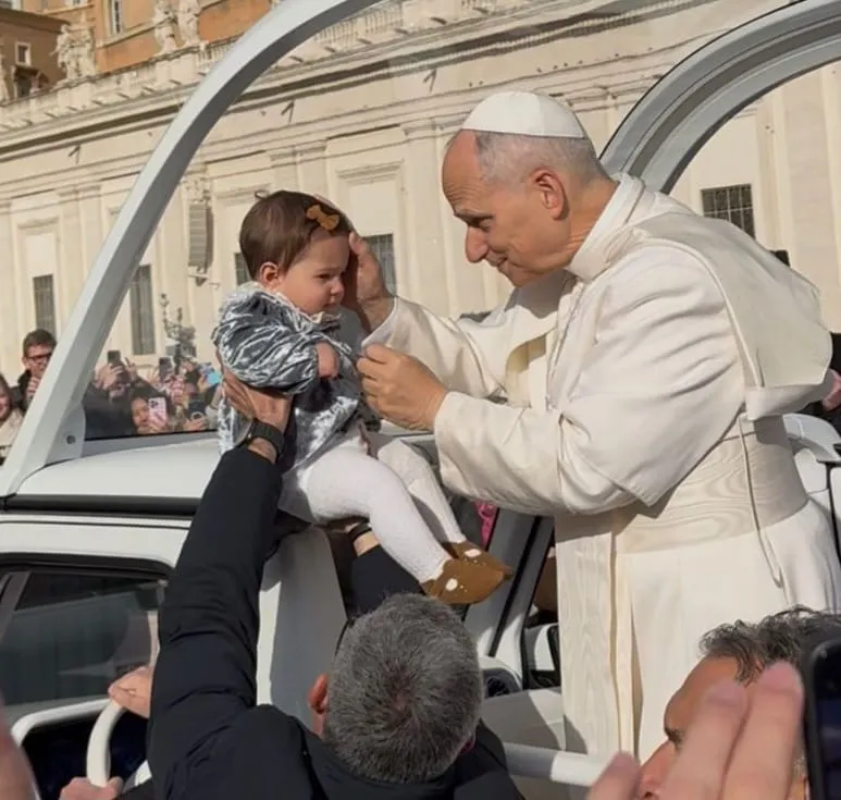 Emoção: Clara nos braços do Papa