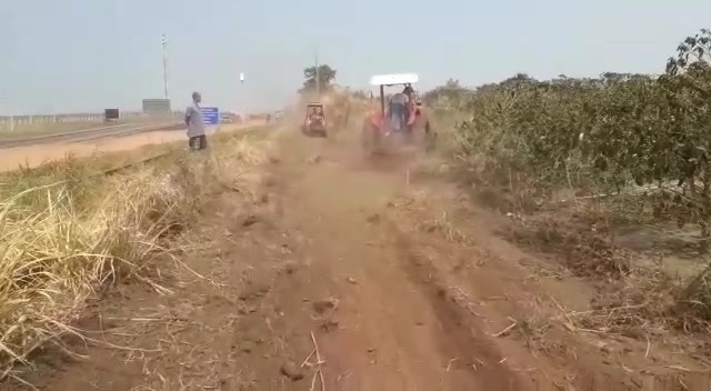 Estrada de terra serve como alternativa para quem não quer pagar tarifa