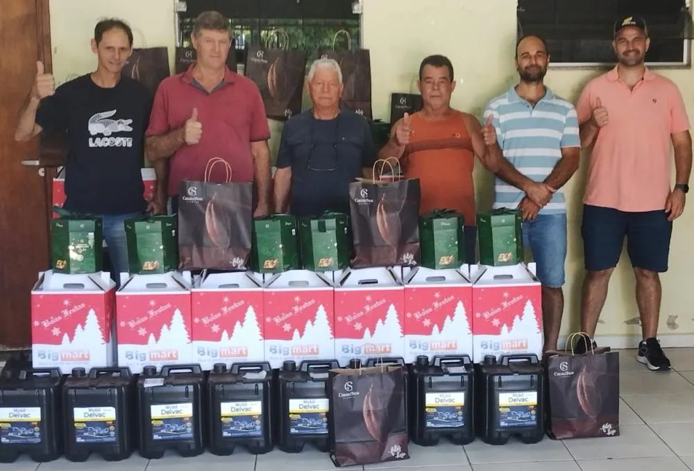 O presidente Aparecido Ferreira durante entrega de brindes aos cooperados