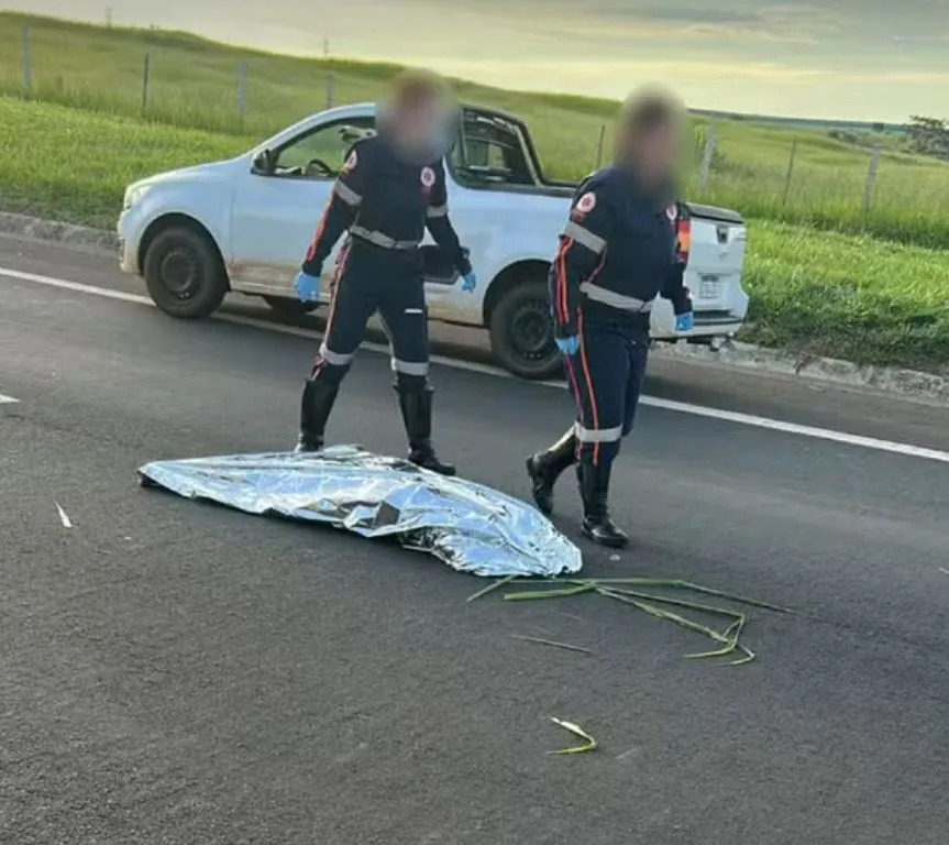 Mulher é declarada morta pelo Samu, deixada na pista e reanimada minutos depois na SP-294