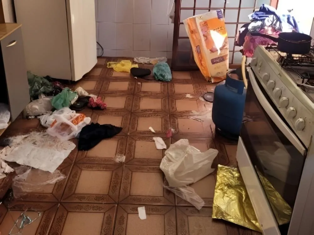 Pais são presos após crianças serem flagradas em casa com lixo e restos de comida na região