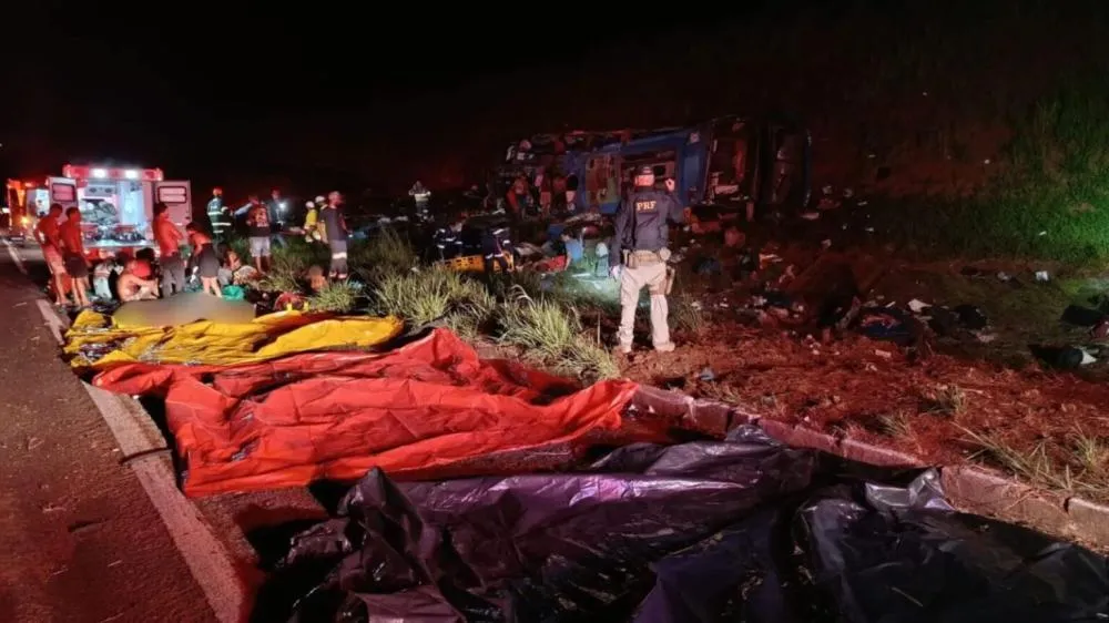 Motorista é preso por dolo eventual após capotamento de ônibus na BR-153; número de mortos sobe para sete