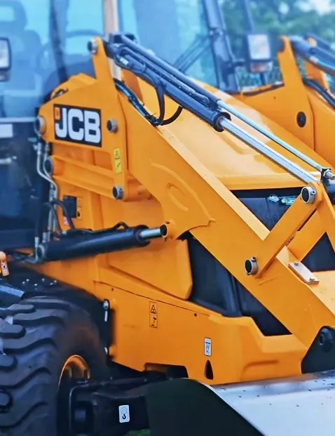 SAAE reforça frota com retroescavadeira e caminhão hidrojato