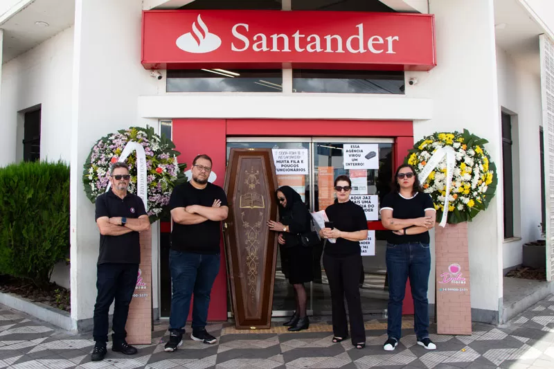 Garça terá novo horário no Santander; fechamento em Duartina gera protesto com “funeral” simbólico