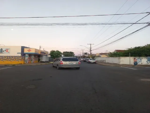 Colisão entre carro e moto deixa mulher ferida em cruzamento na Rebelo