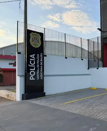 Flagrado em loja de Bauru filmando por baixo de saia, jovem é agredido e preso em flagrante