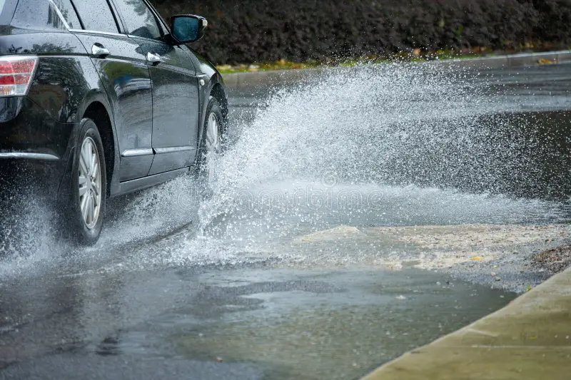 Carro molha pedestres em poça e confusão termina com mulher baleada