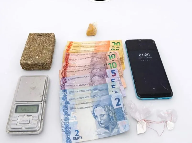 Flagrado ao dispensar cocaína, suspeito leva PM até drogas escondidas e acaba preso em Garça