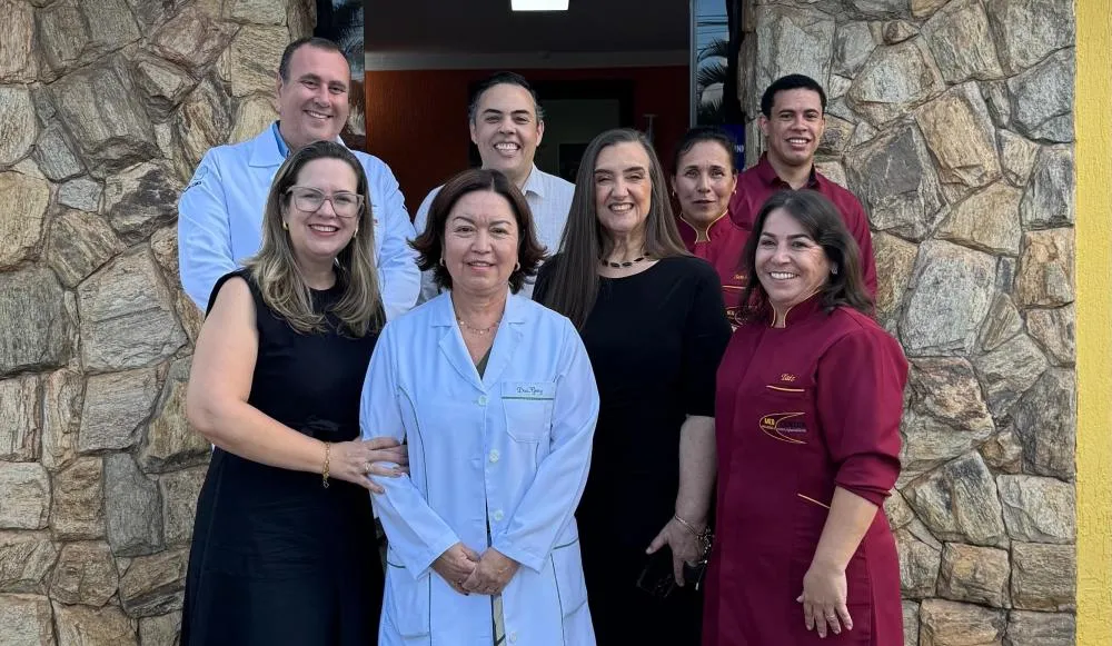 Da esquerda para a direita: Dra. Lílian, Dr. Rogério, Dra. Geny, Dr. Higor, Dra. Míriam, Sandra (secretária), Nicolas (secretário) e Taís (secretária)