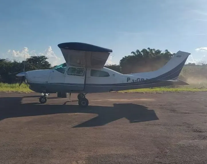 Avião com mais de meia tonelada de cocaína é apreendido em fazenda de Getulina