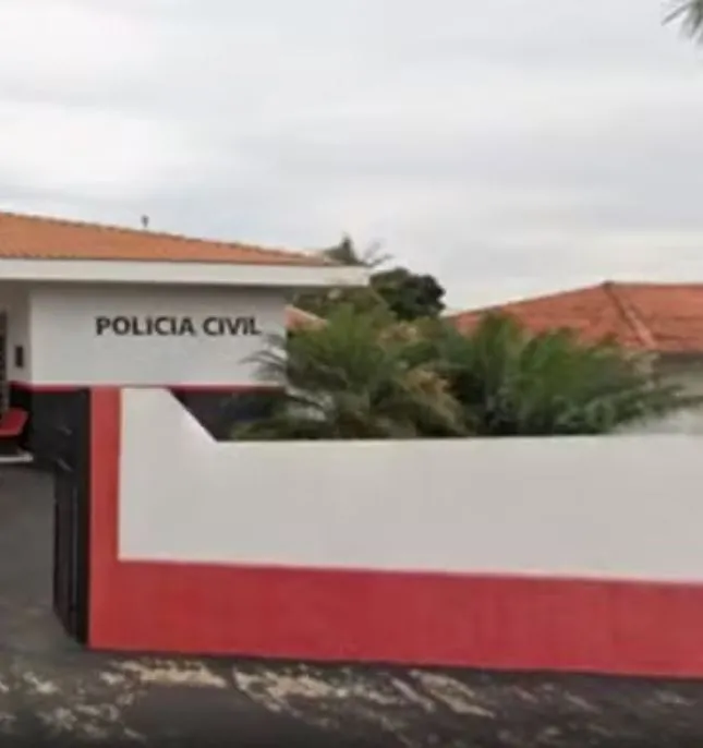 Filha é presa suspeita de agredir e manter mãe idosa desnutrida na região