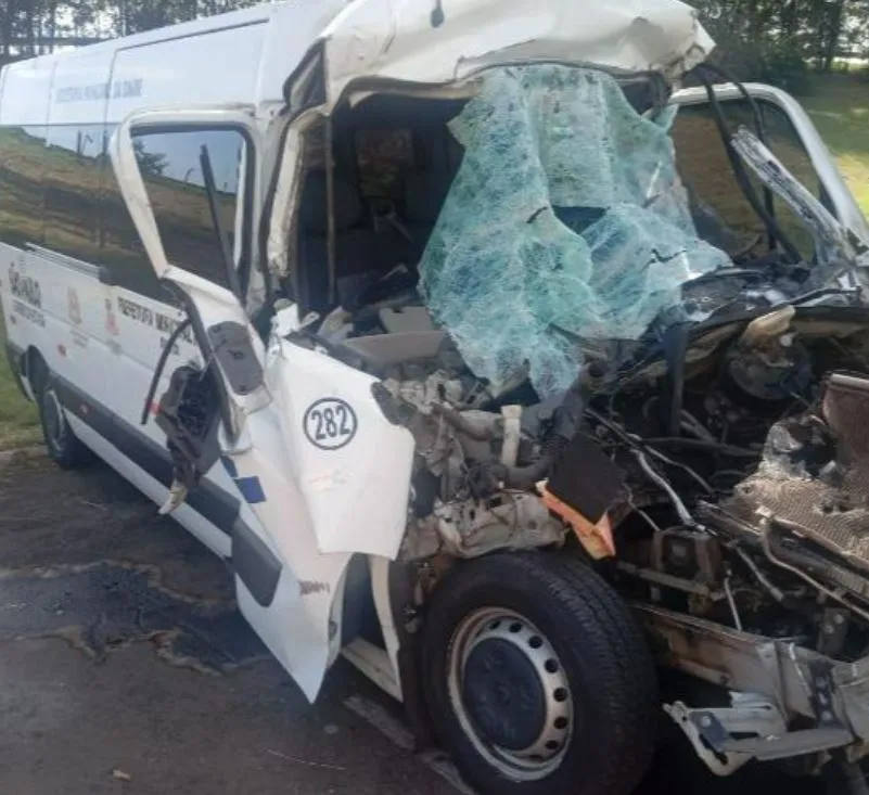 Ambulância de Garça bate em caminhão na Castello Branco e motorista fica gravemente ferido