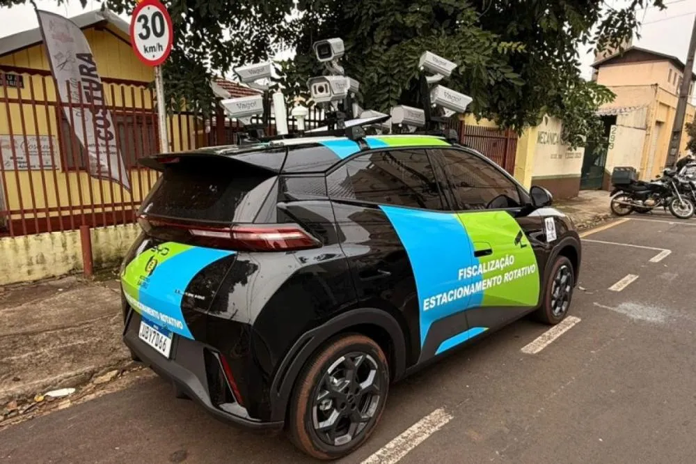 Carro com câmeras para fiscalizar Área Azul chama atenção nas ruas de Bauru